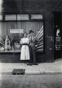 818218 Afbeelding van Antonie van Rooijen en Anna Froom voor de kruidenierswinkel van haar tante Anna Correljé - Jurg ...